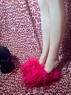 Current Mood Fuzzy Pink Slides